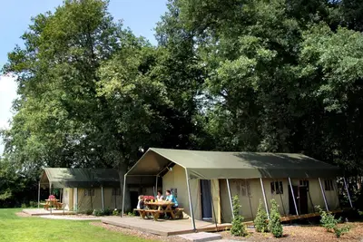 Image de Lodge tente élégant avec lave-vaisselle, situé à Twente