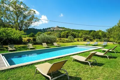 Image de Mas à Bonnieux **** - Vue spectaculaire - Piscine privée chauffée