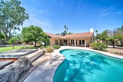 Image de Nouveau! Cosy Scottsdale Home avec piscine privée et bain à remous
