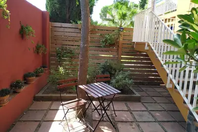 L'escala: Appartement isolés sur le première étage d'une maison avec jardin