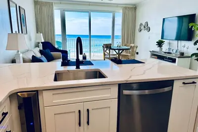 Image de 🌴 Vues d'un million de dollars depuis ~ l'unité au 4ème étage🌴 ~ 1 chambre 1 salle de bain avec lits superposés.