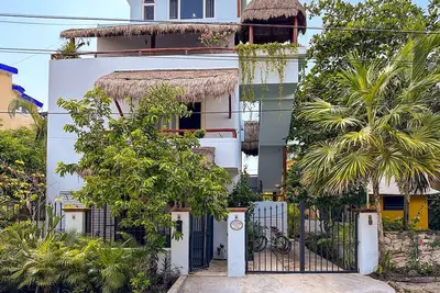 Image de Superbe deux chambres avec 3 salles de bains, lits king size, belle brise, piscine.
