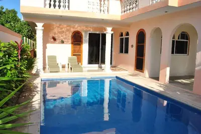 Image de Confortable, spacieux rez de chaussée apt avec piscine