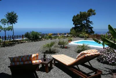 Image de Cottage à thème Fide en astrotourisme avec piscine privée et barbecue