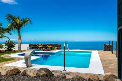 Image de Casa Rural La Capellana avec piscine privée chauffée, sauna et vue sur la mer