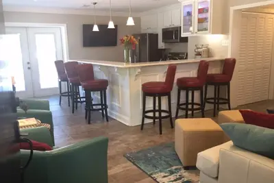Image de Romantique, calme, entièrement rénové avec grande terrasse extérieure et salon. <br>