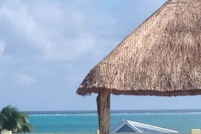 Image de Étapes de l'océan \/ piscine \/ quai privé \/ plage avec chaises longues