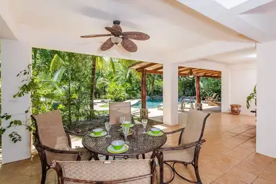 Image de Tropical Paradise Oceanfront avec Amazing Pool!