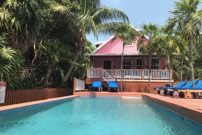 Image de À quelques pas de la plage 3 chambres 2 salles de bain avec quai de piscine privée, plage et climatisation