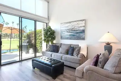 Image de Superbe vue! Terrain de golf, vues sur l'eau et la montagne. Spacieux 3 chambres, 3 salles de bain.