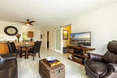 Image de Brand New Remodel / 2 chambres / 2 salles de bains / pas de la plage. Wifi gratuit