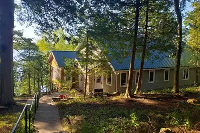 Image de Magnifique chalet au bord de l'eau au cœur du grand lac Rideau