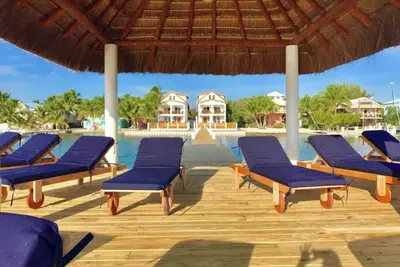 Image de New Beach Front 3 chambres 3 salles de bain maison avec piscine privée, quai, plage et Ac # 3