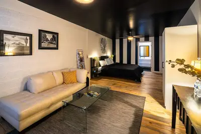 Image de Planchers du centre-ville contemporains \/ d'époque \/ en bois franc impeccables!