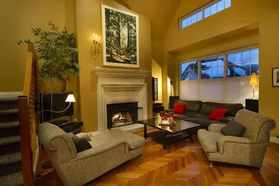 Image de Whistler Elegance - Designer's Luxury 4 Br Home - bain à remous avec des vues spectaculaires