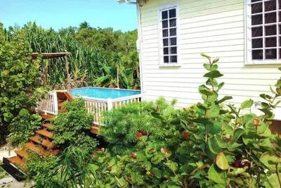 Image de Hidden Gem Cabana avec grande piscine \/ accès privé à la plage
