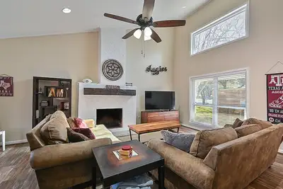 Image de Midnight Yell Aggie Retreat - Moderne / rénové, 1 Mile Campus, Sleeps12 3 patios