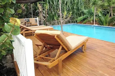 Image de Seahorse Cabana avec piscine, accès au quai privé \/ plage