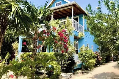 Image de Beach Front 2 chambres 1 salle de bain maison avec piscine privée, quai, plage et Ac