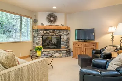 Image de Lumineux condo en coin sur Trail Creek avec accès partagé au bain à remous et à la navette