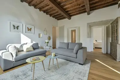 Image de This beautifully renovated luxurious 2-bedroom, 2-bathroom* apartment is located in the center