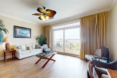 Image de Condo Bayview avec piscine partagée, bain à remous et balcon privé!