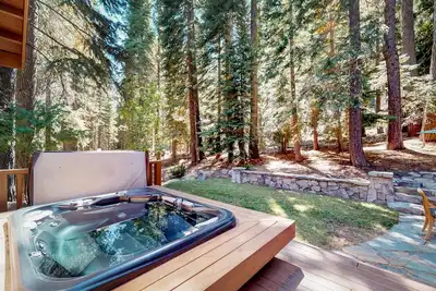 Image de Nouvelle Liste! Maison spacieuse avec bain à remous privé, piscine commune, golf et ski