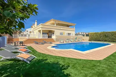 Image de 4 chambres, villa de vacances de luxe avec piscine à Albufeira, Golf à proximité.