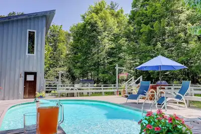 Image de Piscine Secludie, Spa & Stream sur 7 acres, à seulement 5 minutes de la ville