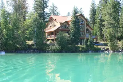 Image de Lakefront Luxury Cabin août, septembre 2019 Rabais 1200 $ De Rabais (également des visites personnalisées)