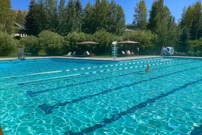 Image de Nouvelle Liste! Terrain de golf élégant avec bain à remous, vues, terrasse et piscine \/ sauna communs