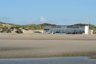 Image de Propriété en bord de mer avec accès direct à la plage de sable et aux dunes primées