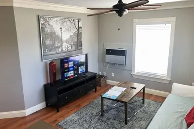 Image de Appartement confortable de 2 chambres dans le quartier de Montrose Hist
