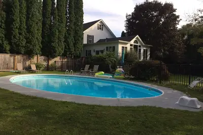 Image de Magnifique maison avec piscine creusée dans un jardin privé et proche du sentier ferroviaire