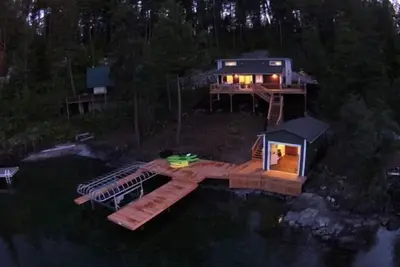 Image de Lake House avec sauna, kayaks, S. U. P. 's, ensembles de plongée en apnée et parking pour bateaux