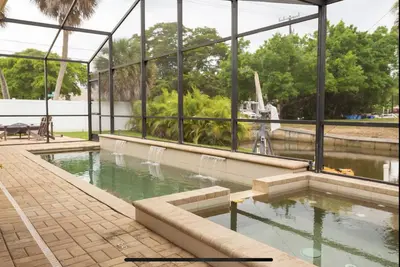 Image de Maison privée Siesta Key - À pied du village et de la plage - Piscine chauffée / Spa - Pas d'escaliers