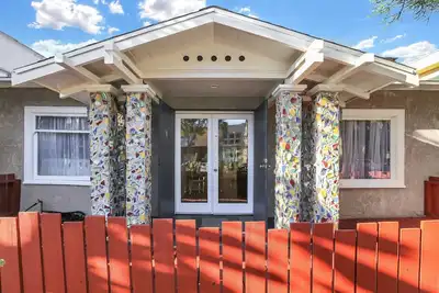 Image de Élégante maison d'artisan, à quelques pas de la plage, du centre-ville de Lb, du centre de convention