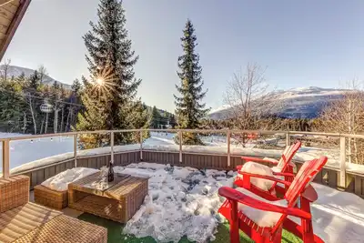 Image de The Lookout Penthouse // une suite de luxe au pied des pistes à Whistler!