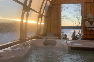 Image de Cabane en rondins de 15 acres au bord du lac, y compris les bateaux, les foyers, les sentiers, le matériel de pêche