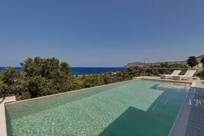 Image de Villa Sfinari avec jacuzzi et vue mer imprenable