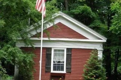 Image de Historique Red Schoolhouse vedette dans 2015 Home & Garden Tv Special