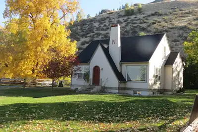 Image de Maison de campagne en stuc pittoresque sur la rivière Bitterroot sur 2400 acres de terrain privé