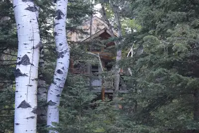 Image de Chalet rustique dans les Black Hills avec accès au réseau de sentiers du Service forestier.