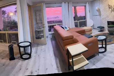 Image de Grand patio privé moderne en bord de mer. Restaurant à Bldg. +2 places de garage gratuites!