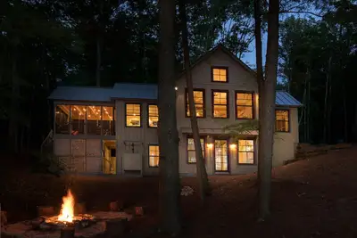 Image de Spectaculaire nouveau chalet au bord du lac, à 25 minutes de Hanovre \/ Sunapee