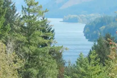 Image de Mt Defiance Cabin avec vue sur le fleuve Columbia