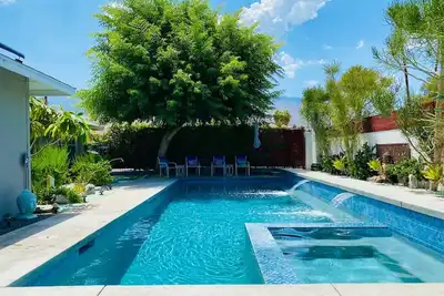 Image de Heart of Demuth Park - Piscine de luxe - Moderne Mid-Century - Id de ville # 3442