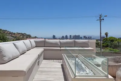Image de Fantastique villa citadine Ă Lions Head avec vue - piscine, jacuzzi et jardin