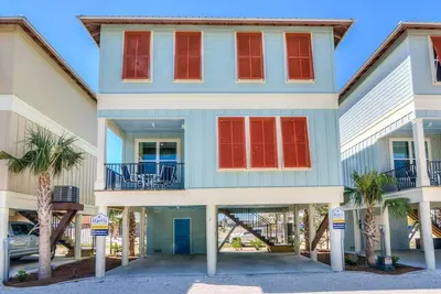 Image de Magnifique chalet (animaux de compagnie ok), près de Hangout et à 2 min de la plage! Piscine, parking