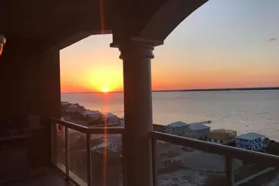 Image de Superbes couchers de soleil et vues magnifiques sur la baie de Pensacola Beach! Cette unité peut dormir 9
